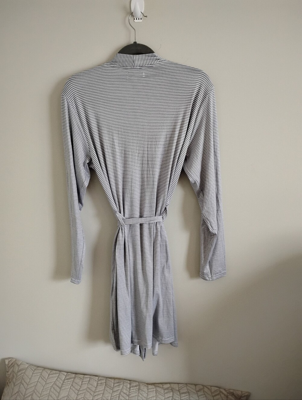 White Mark Brand New Striped Gray & White Women's Robe with Lace Shoulder Detail - Picture 2 of 6